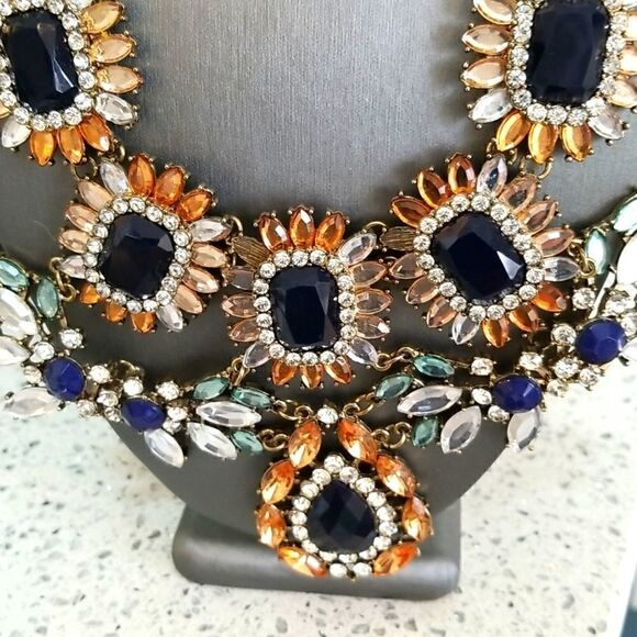 GORGEOUS CRYSTALS MULTICOLORED  NECKLACE PURCHASED IN UPSCALE BOUTIQUE!!!  NWOT! - Picture 2 of 9